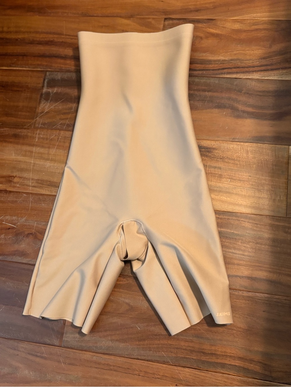 SKIMS High Waisted Mid Thigh Shapewear Shorts Sand Size Small (1333)